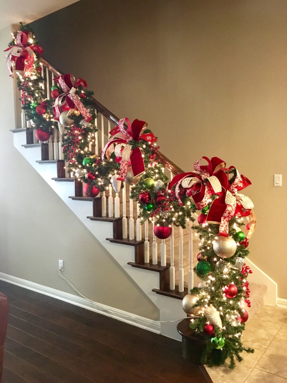 Новогодний декор лестницы в доме