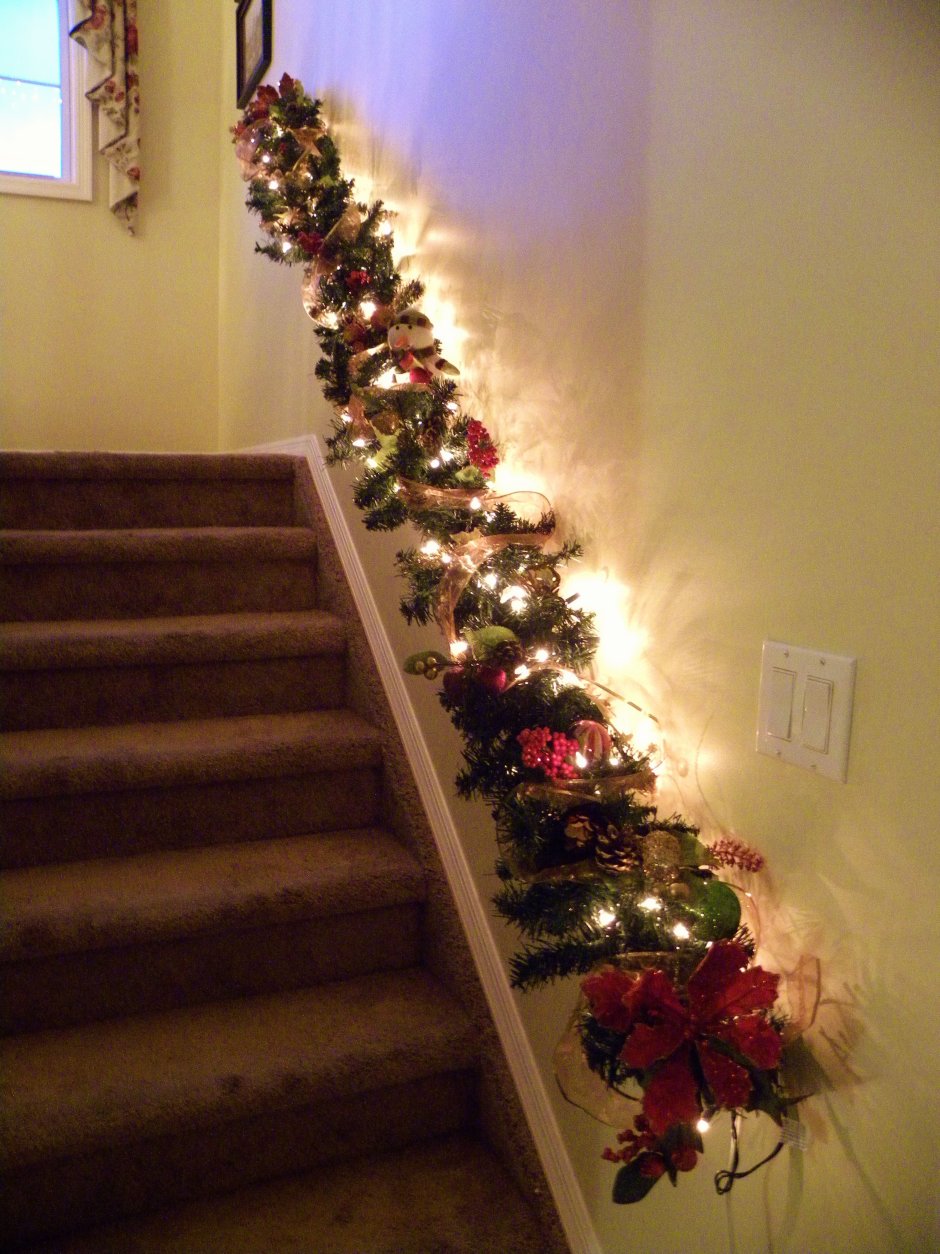 Новогоднее украшение лестницы