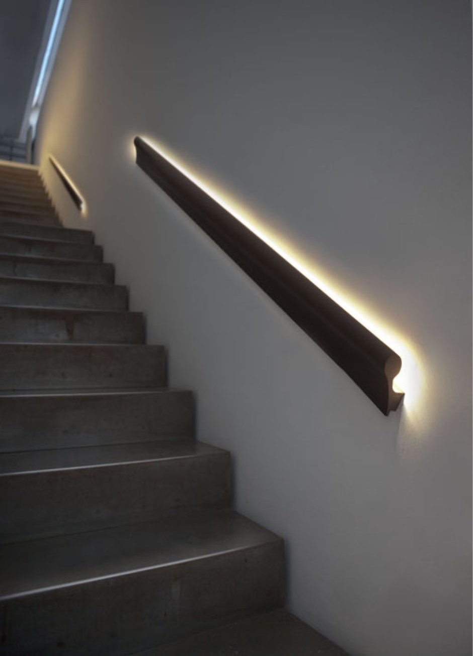 Подсветка лестницы на стене