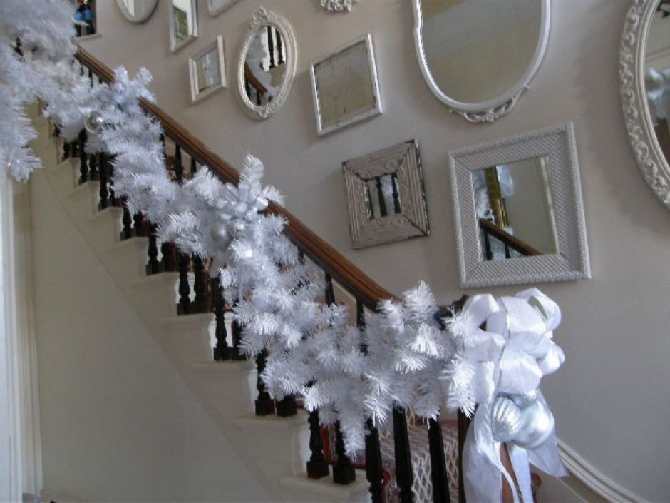 Новогоднее украшение лестницы в доме