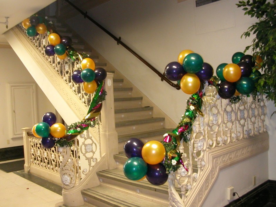 Голубой новогодний декор на лестнице