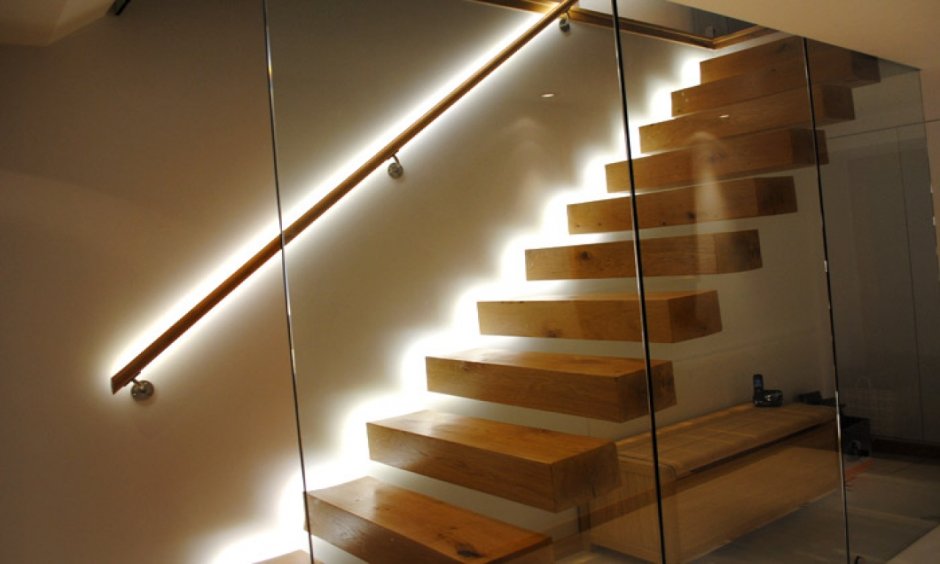 Вертикальная подсветка на лестнице