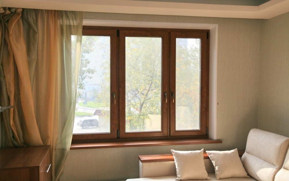 Интерьер комнаты с окнами золотой дуб
