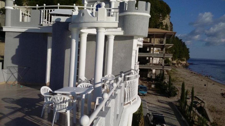 Отель мраморный замок в Абхазии