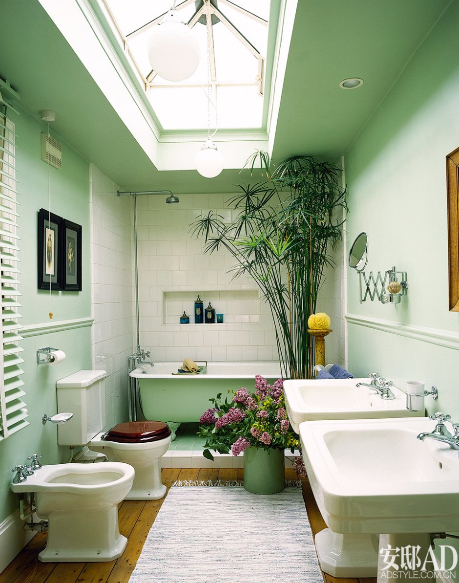 Туалет с зеленой плиткой в цветочек