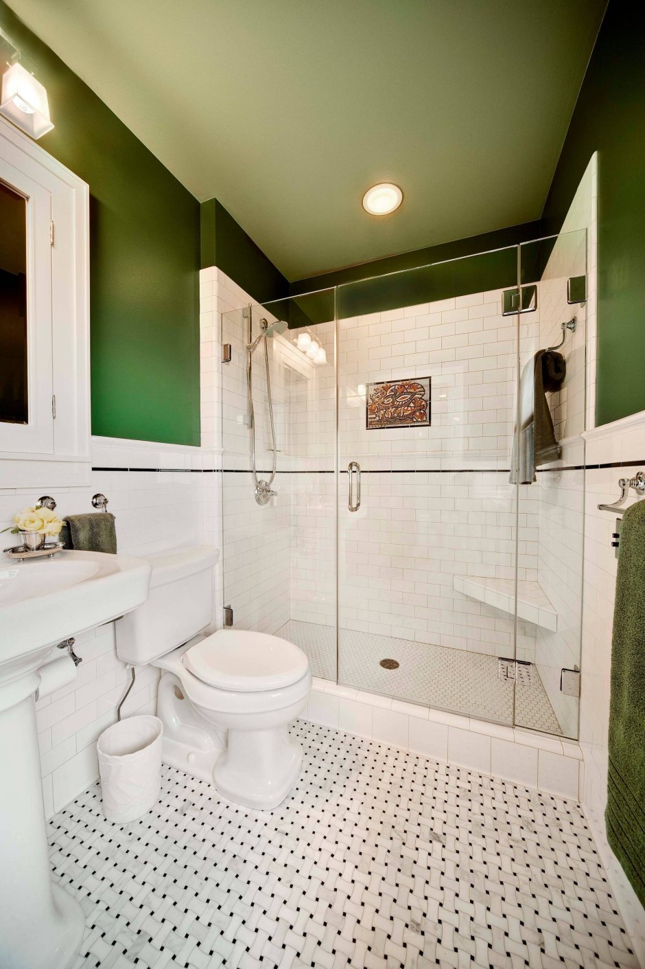 Ванная комната с зеленой плиткой кабанчик