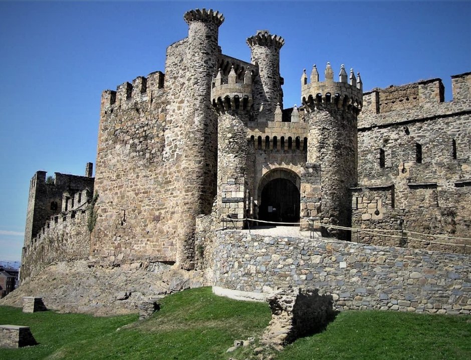 Замок пиномуго Испания