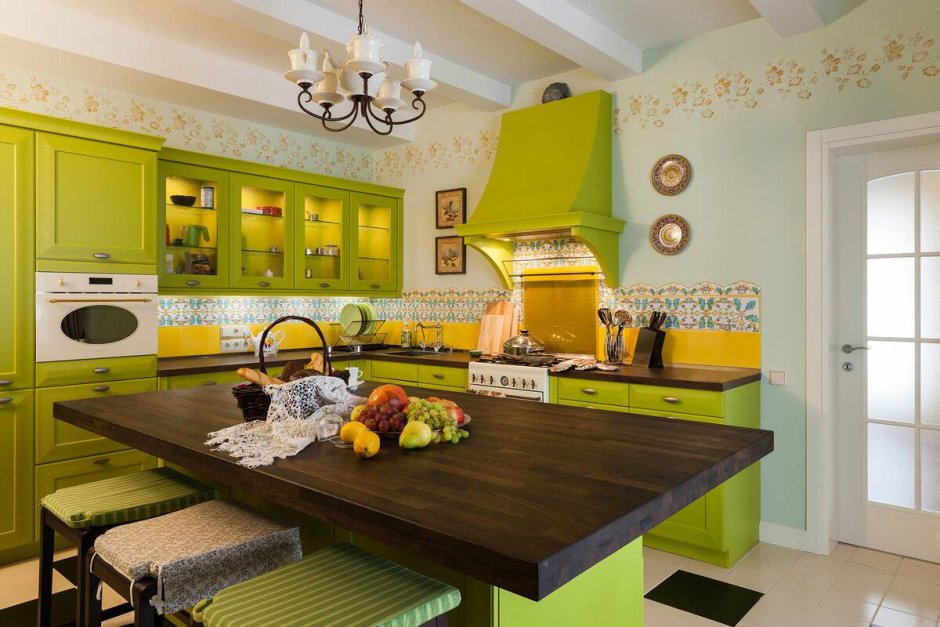 Интерьер кухни с зеленой мебелью