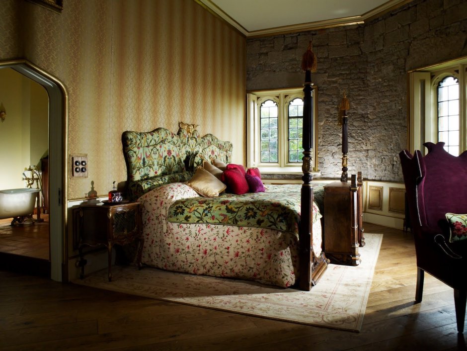 Замковый стиль в интерьере спальни