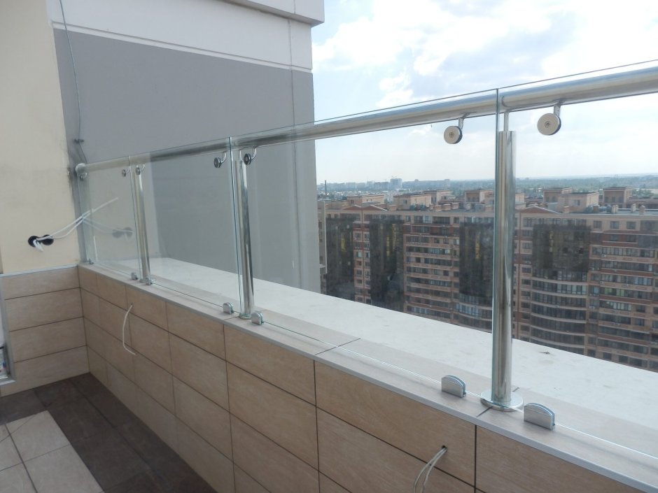 Ограждение балкона из стекла в частном доме
