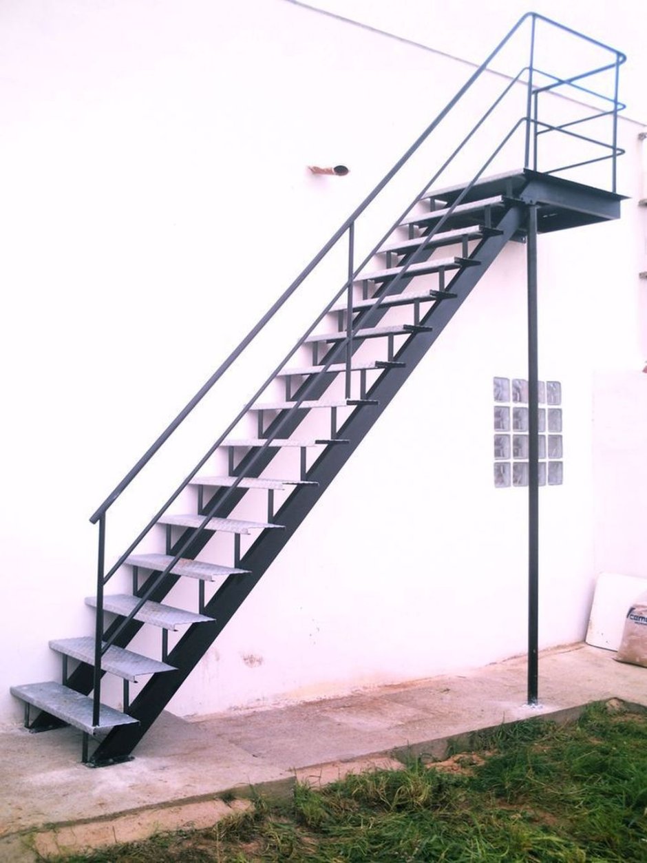 Лестницы на чердак – виды и особенности конструкций