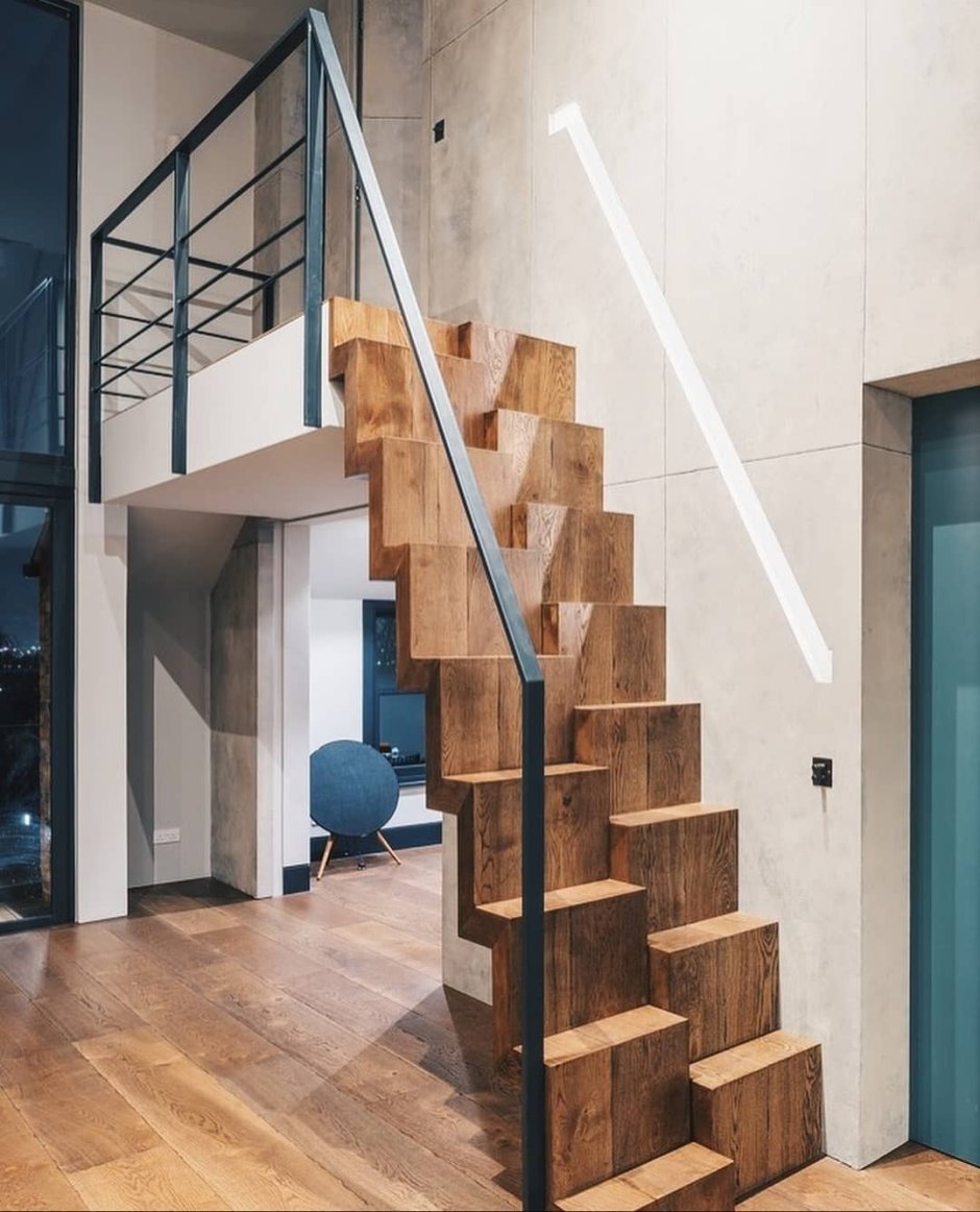 Крутая деревянная лестница