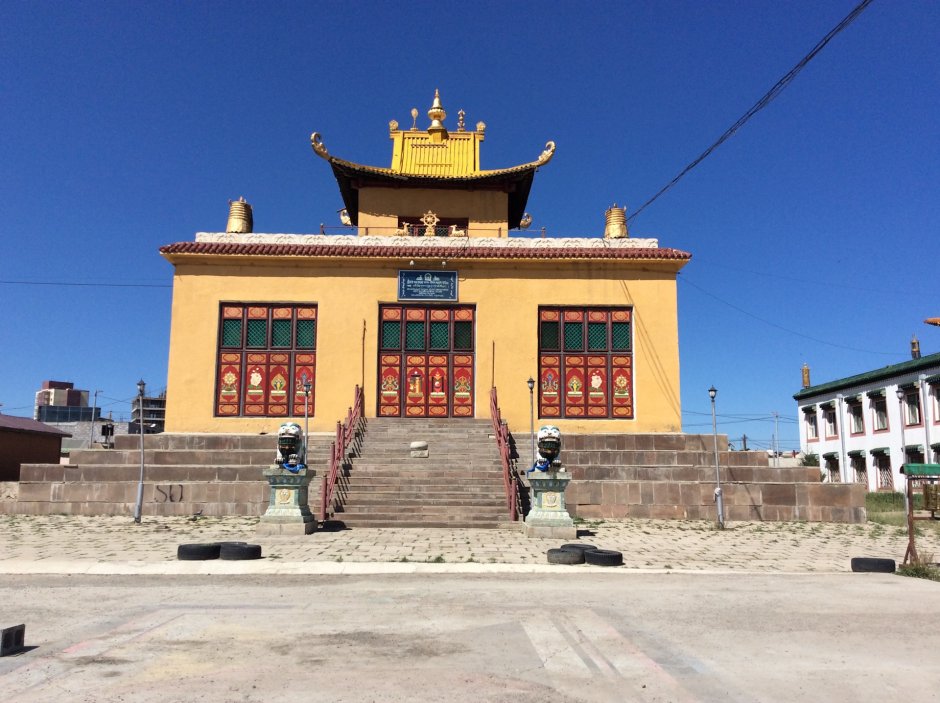 Памятники возле дворца правительства в Монголии