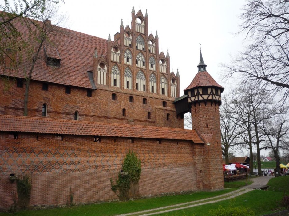 Приведите примеры средневековых замков