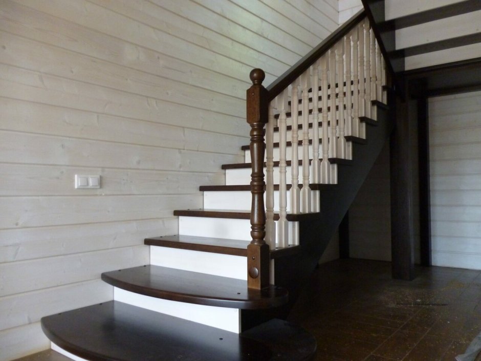 Крашенная деревянная лестница