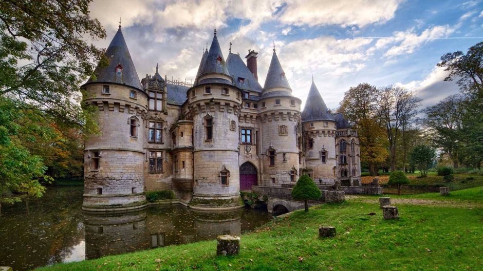 Коричневый французский замок