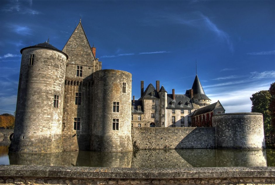 Средневековый замок Сюлли-сюр-Луар Франция