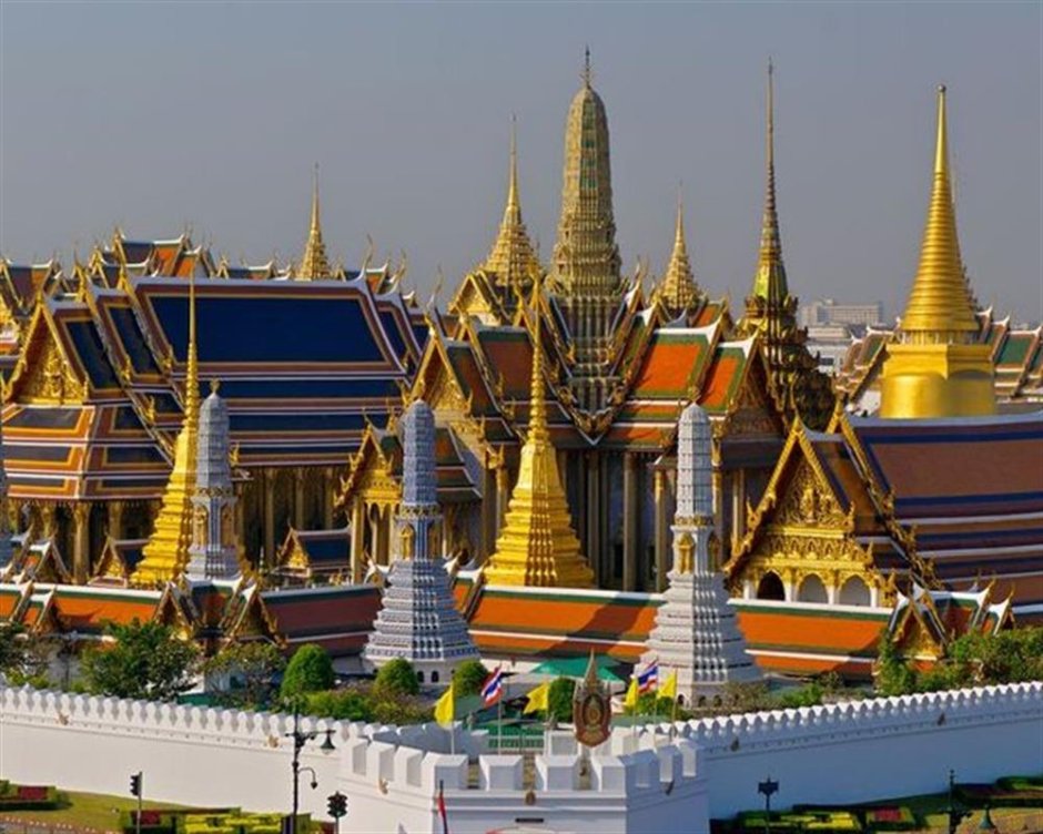 Почему в бангкоке. Храм изумрудного Будды в Таиланде. Храма изумрудного Будды ват Пракео. Храм ват Пхра Кео в Бангкоке. Большой Королевский дворец и храм изумрудного Будды в Бангкоке.