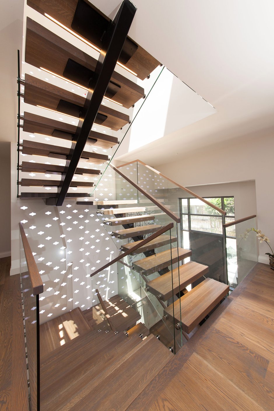 Офис архитектурной студии с винтовой лестницей