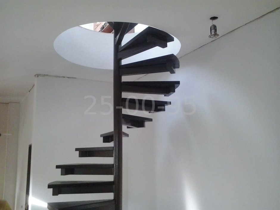 Винтовая лестница из профильной трубы