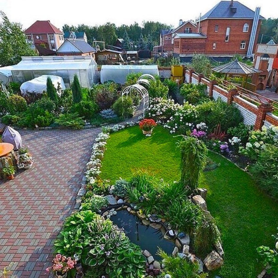 Красивый участок на даче