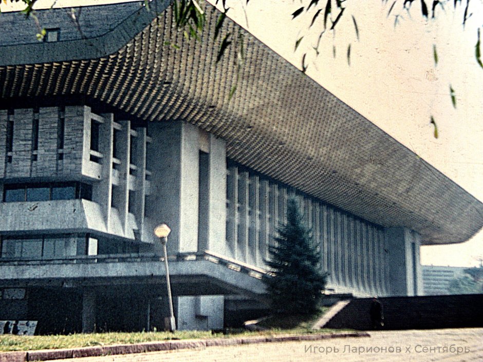 Дворец им. в. и. Ленина в Алма-Ате