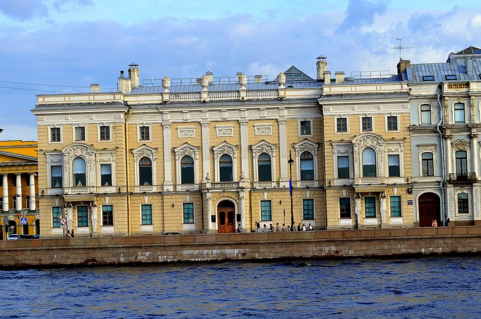 Дворцовая набережная 12 в Санкт-Петербурге