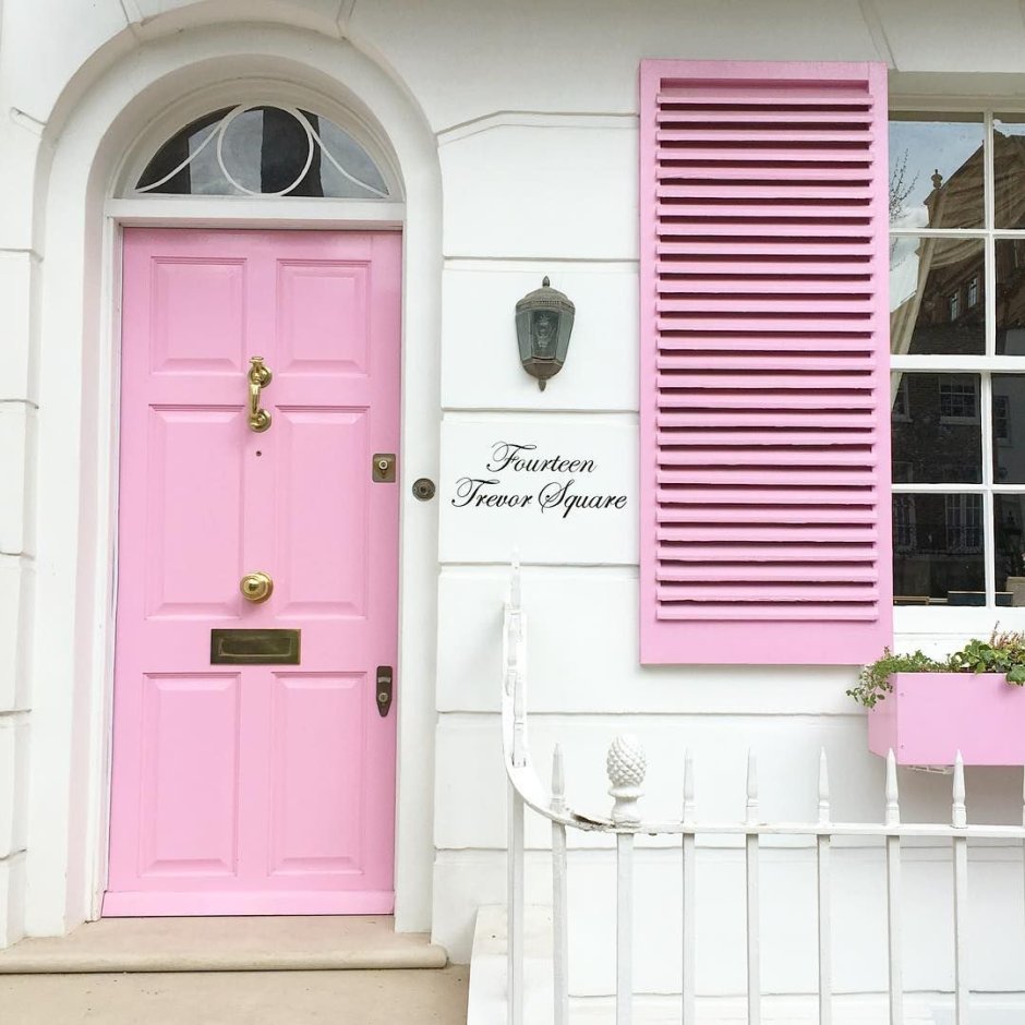 Розовая входная дверь