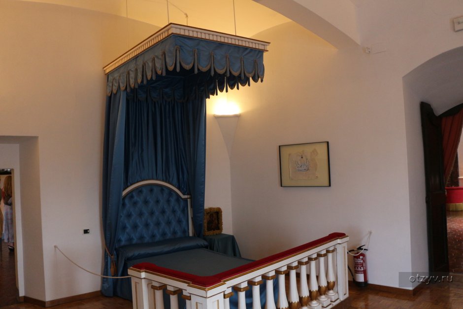 Замок с синей спальней