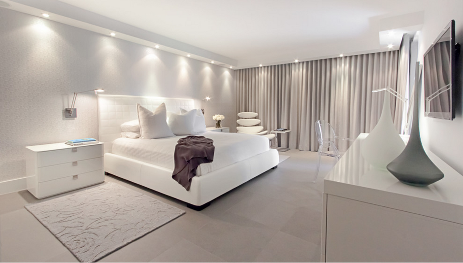 Спальня со светлой мебелью дизайн интерьера