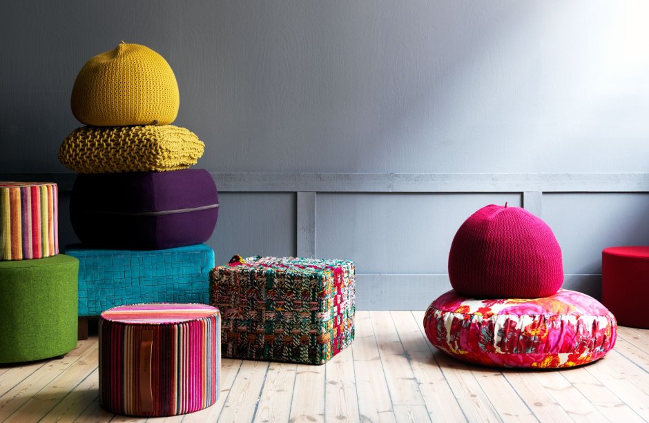 Яркий пуф в интерьере