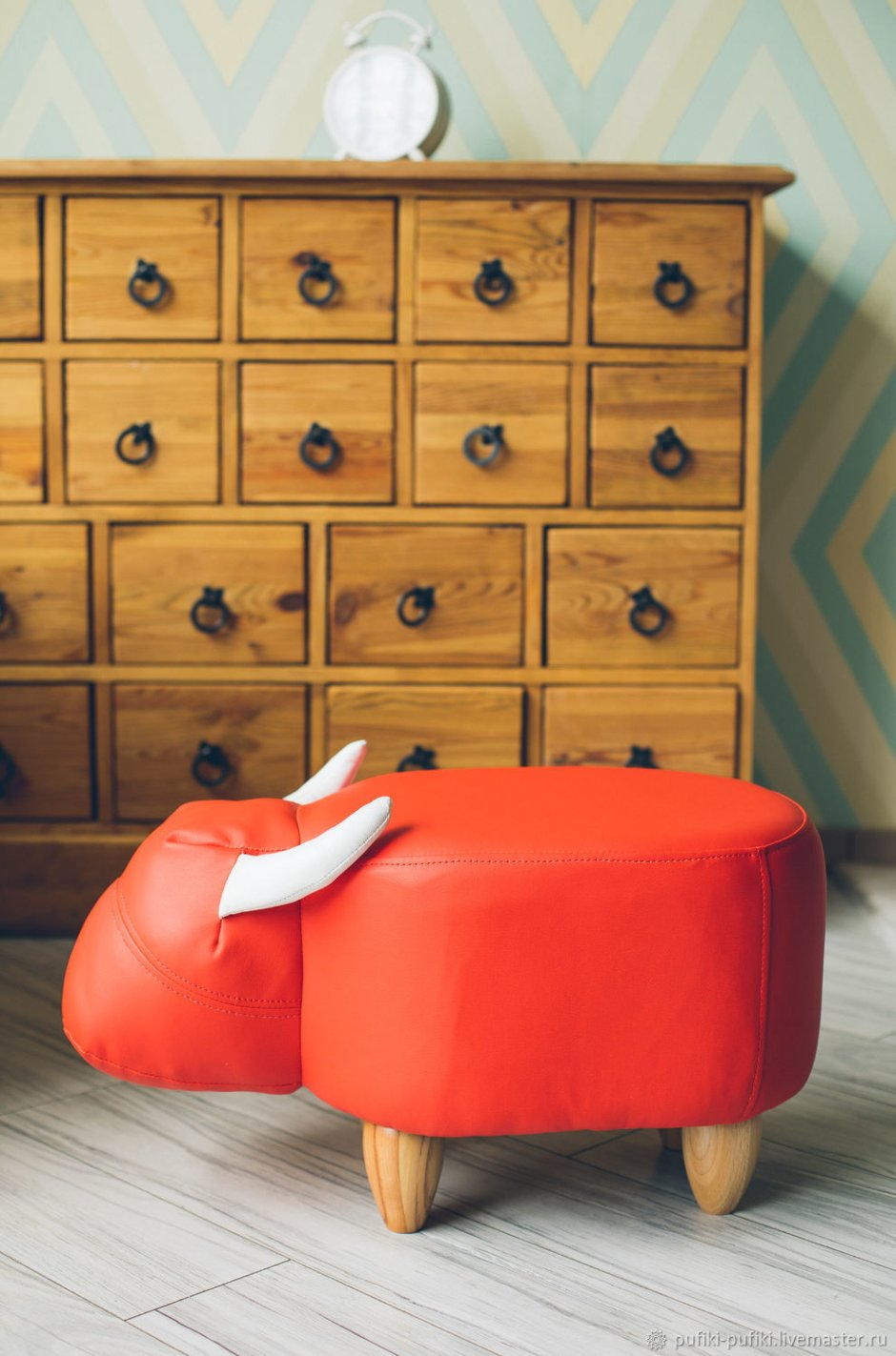 Пуфик красный