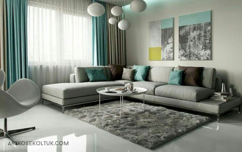 Серый диван и бирюзовые шторы