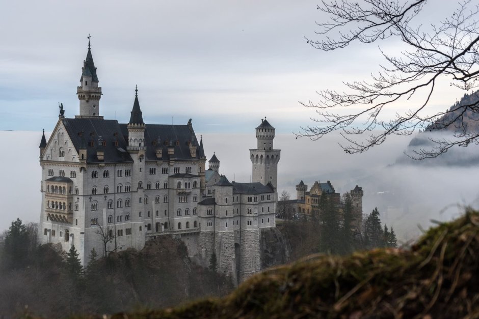 Замок в Германии Нойшванштайн в тумане