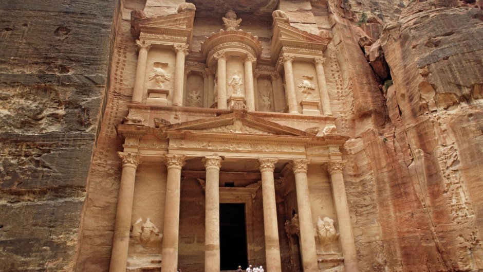 Петра храм в скале внутри