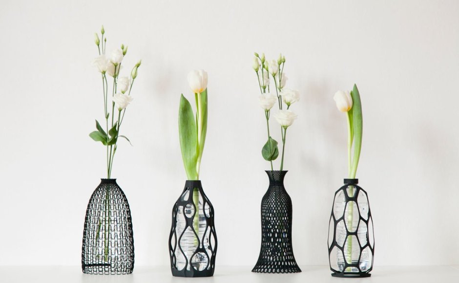 Стеклянные вазы с цветами