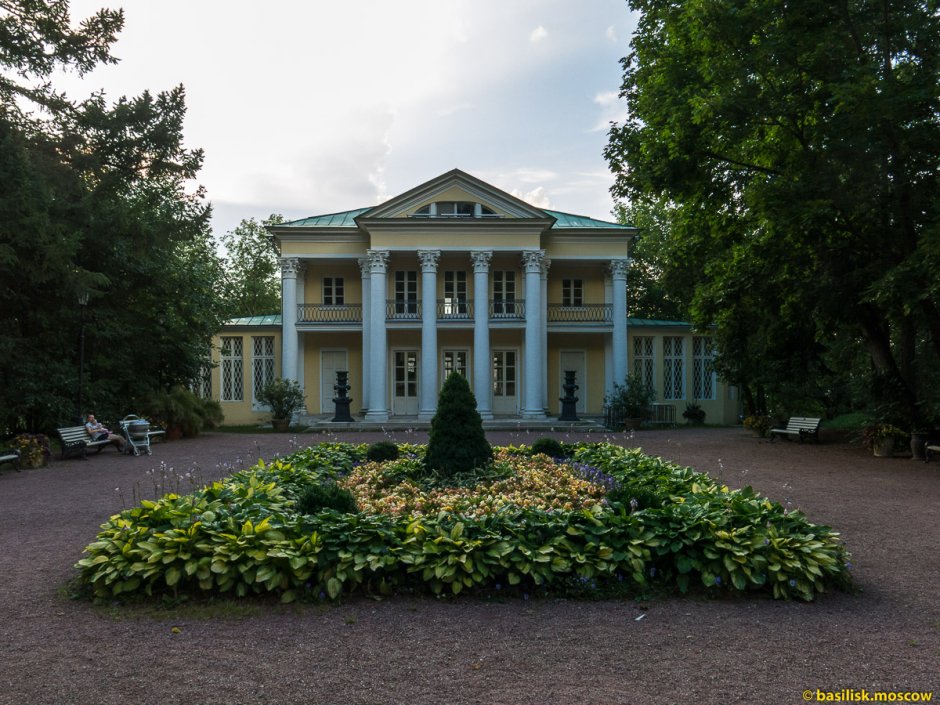 Нескучный сад в Москве Александрийский дворец