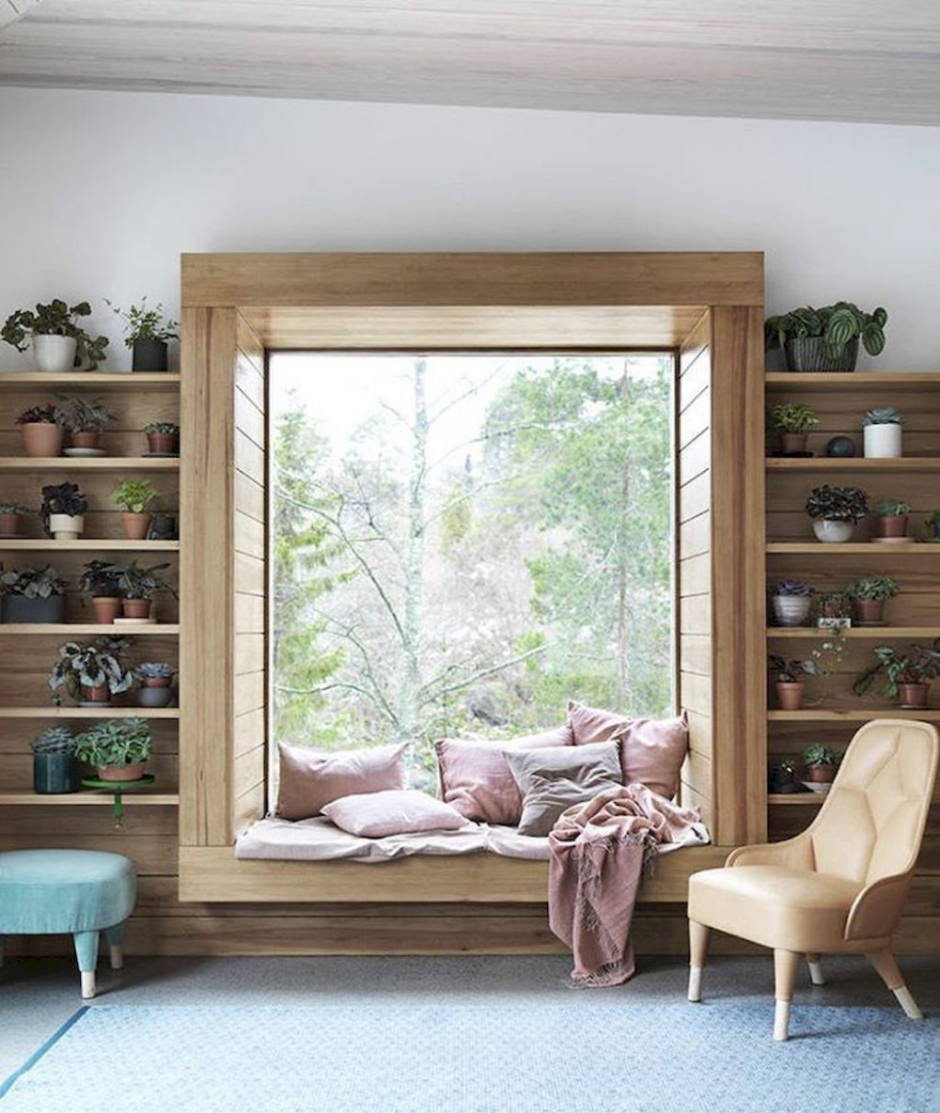Деревянная комната с окном