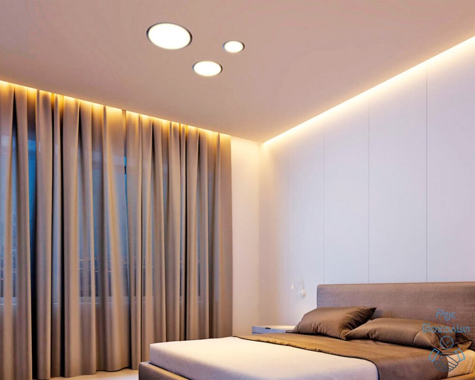 Стена с подсветкой в спальне