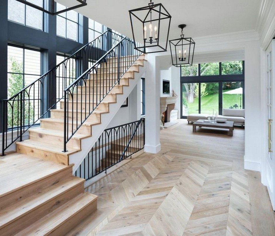 Лестница со стеклянными перилами в деревянном доме