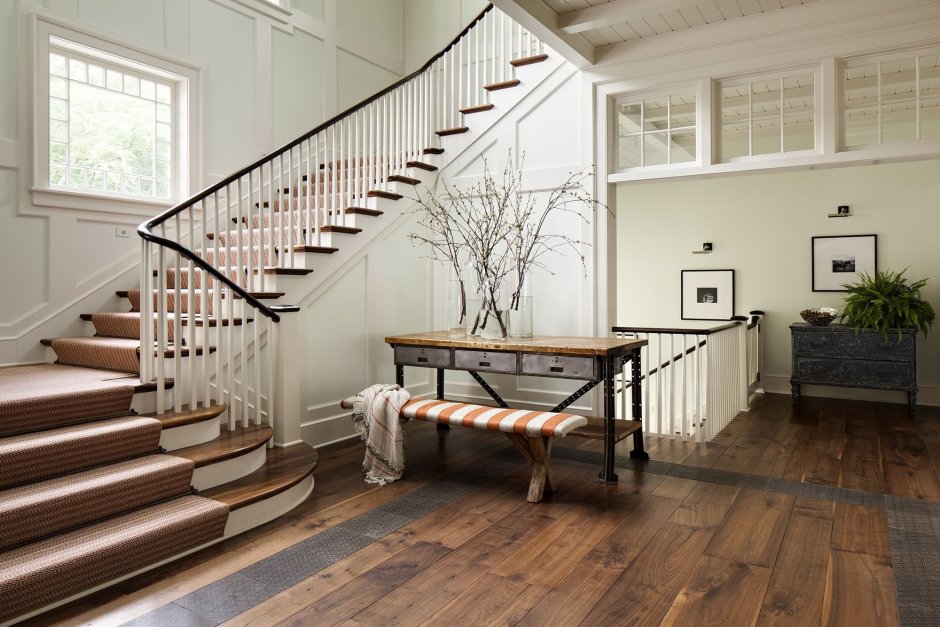 Дизайн Кантри с лестница в доме