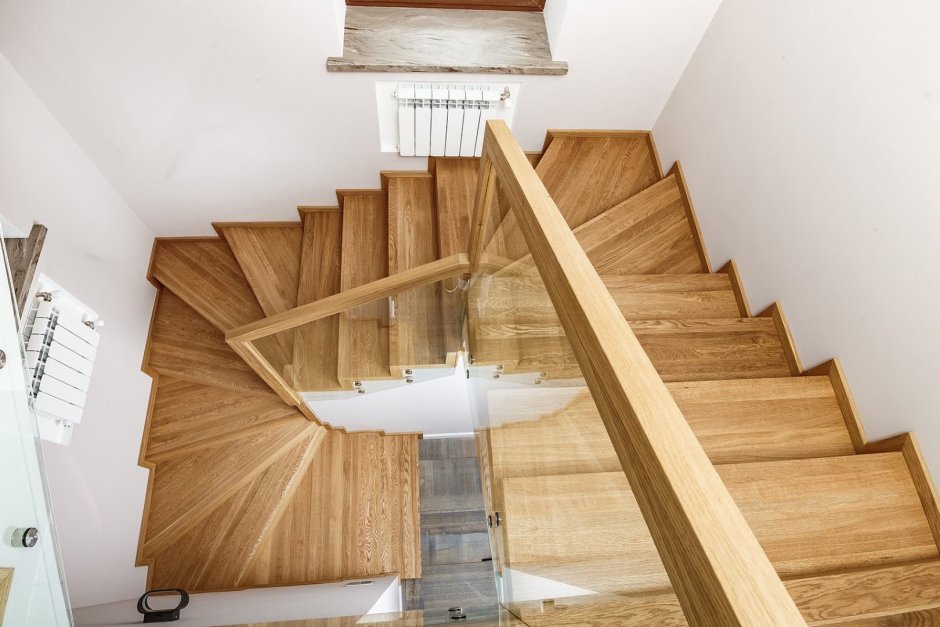 Белая деревянная лестница в деревянном доме