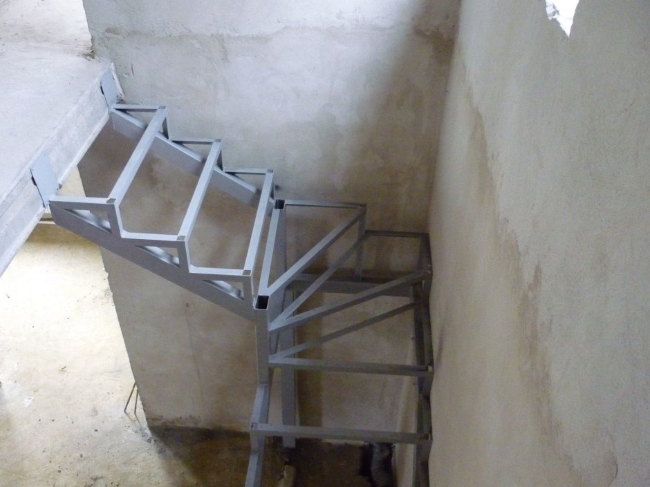 Лестница на металлокаркасе 100 метал 180