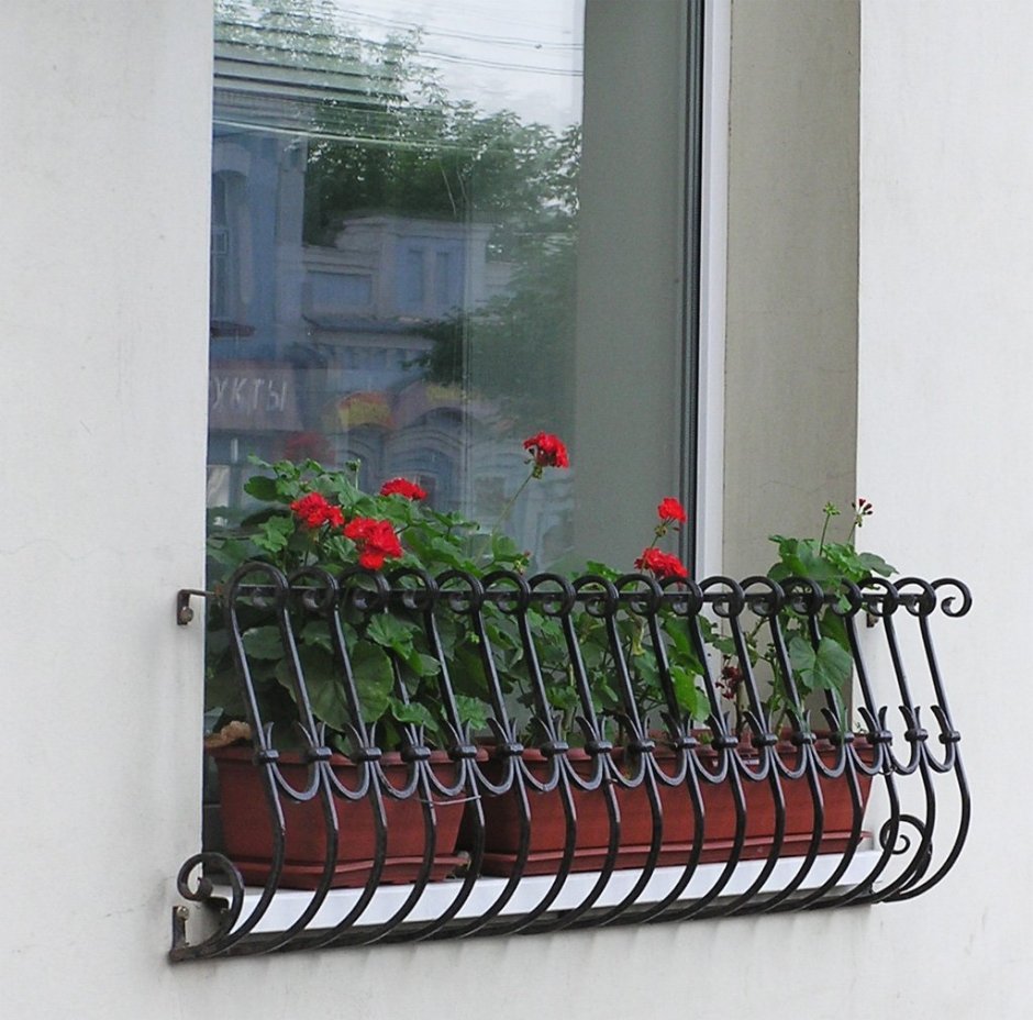 Решетки для цветов на окна кованые