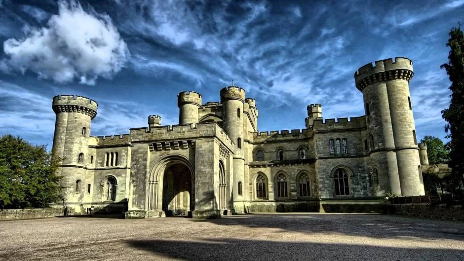 Замок Истнор Англия