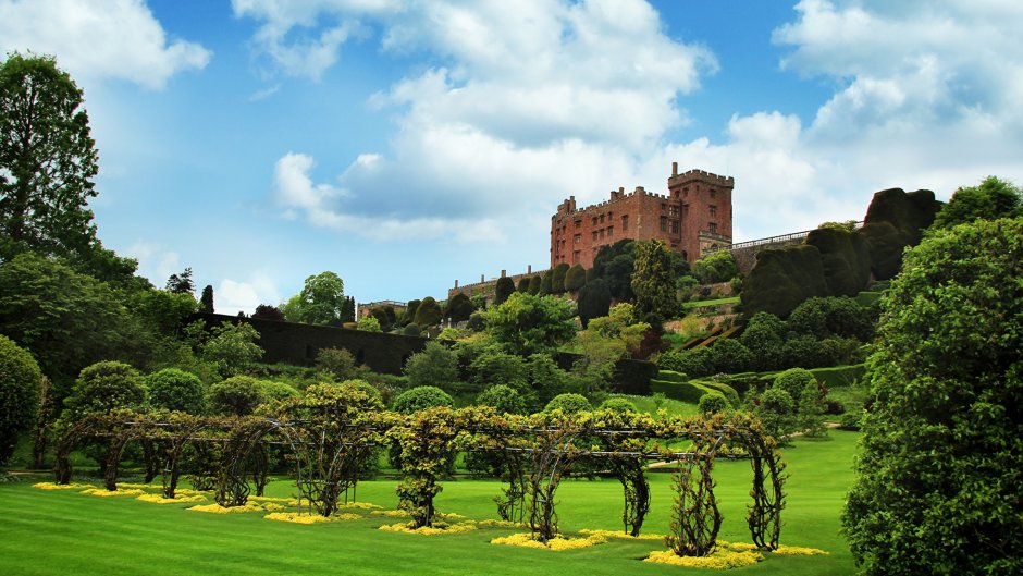 Замок Powis Castle