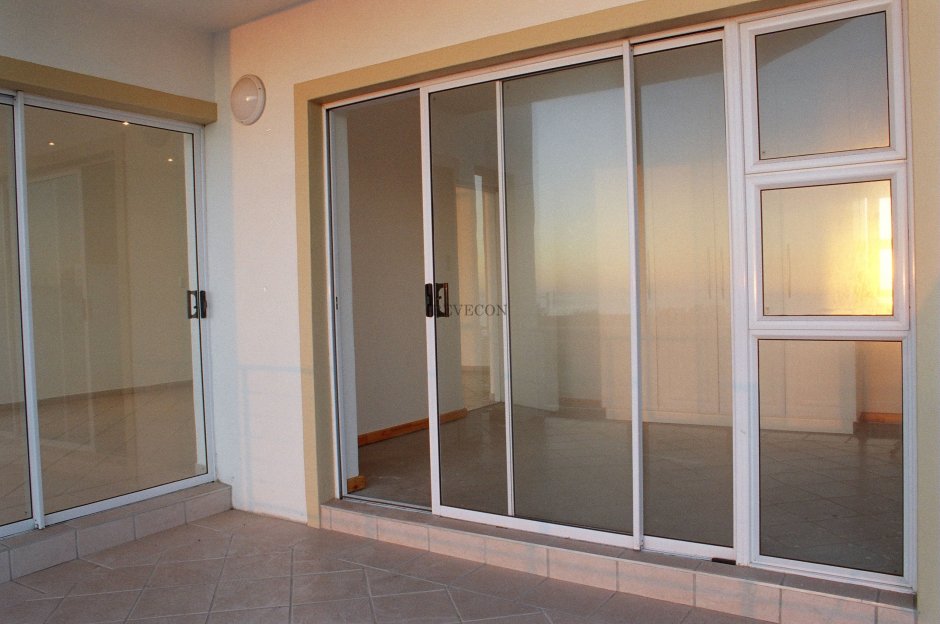 Алюминиевые раздвижные двери на балкон