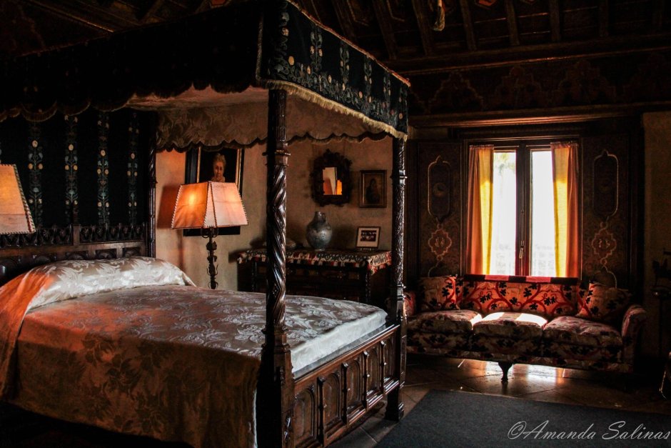 Спальня в замке средневековья в готическом стиле