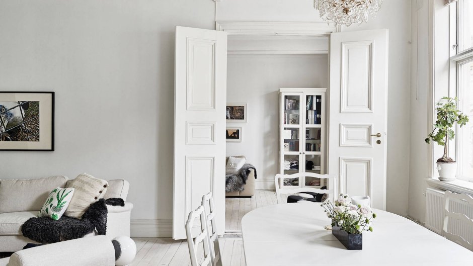 Белые двустворчатые двери в интерьере квартиры для фотошопа