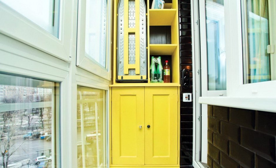 Жёлтый шкаф на лоджии